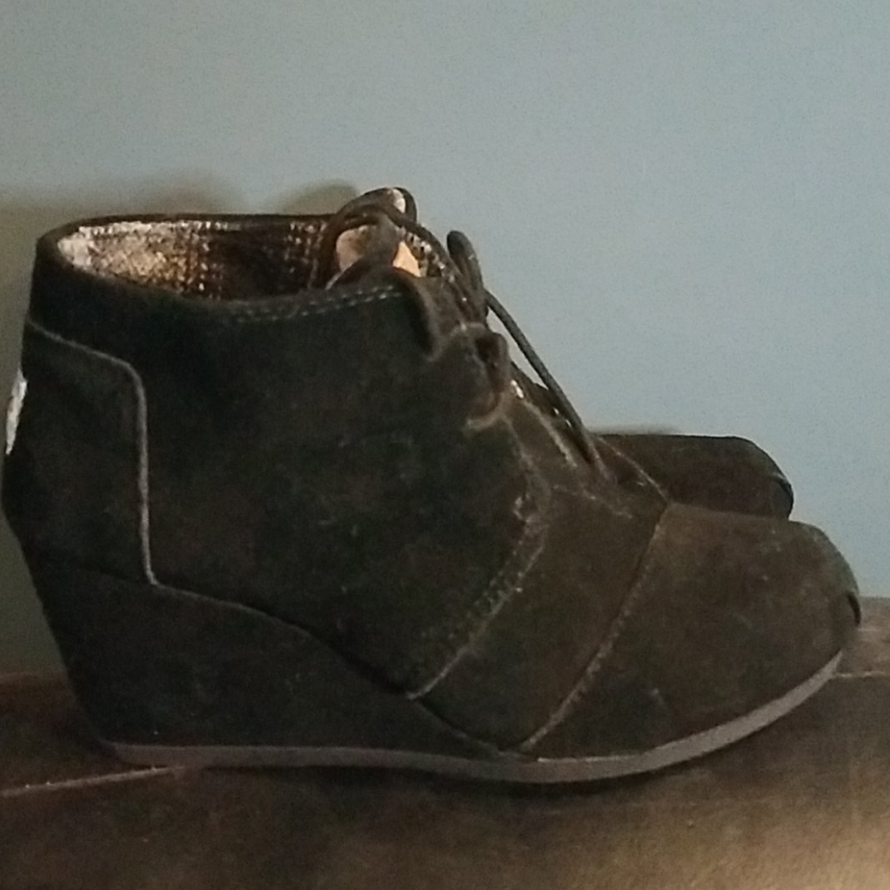 Toms Desert black suede lace up booties Size W6